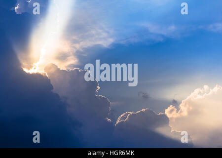 Cloud drammatico tramonto del tempo con raggi di sole, raggi del sole nel cielo Foto Stock