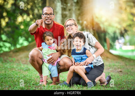 Felice interracial famiglia è godendo una giornata nel parco Foto Stock