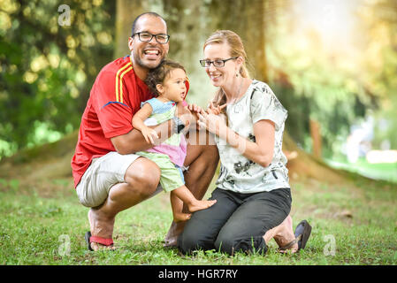 Felice interracial famiglia è godendo una giornata nel parco Foto Stock