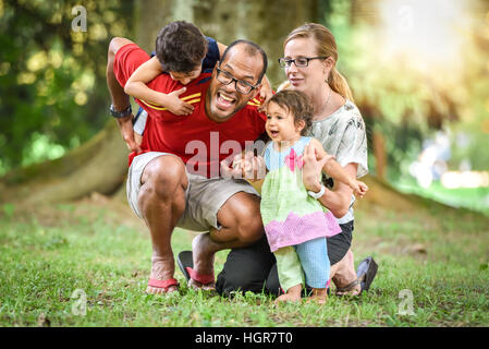 Felice interracial famiglia è godendo una giornata nel parco Foto Stock