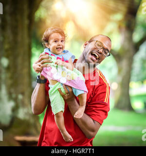 Felice interracial famiglia è godendo una giornata nel parco Foto Stock