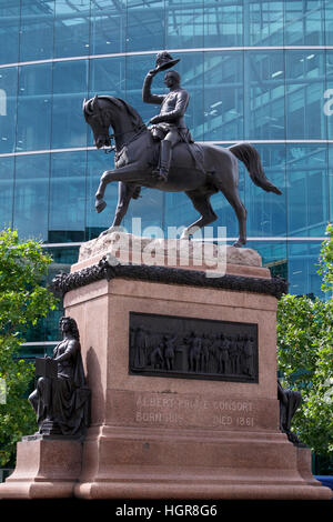 Statua del Principe Albert su un cavallo, Circo di Holborn, Londra Foto Stock