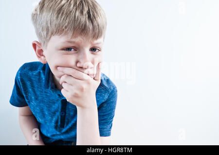 Un ragazzo preoccupati pensando profondamente Foto Stock