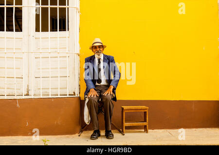 Trinidad, Cuba - Dicembre 18, 2016: Ritratto di un uomo cubano con sigaro, Trinidad, Cuba Foto Stock