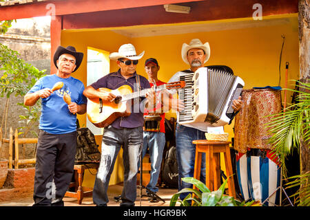 Trinidad, Cuba - Dicembre 18, 2016: gruppo musicale in un bar/ristorante in Trinidad, Cuba Foto Stock