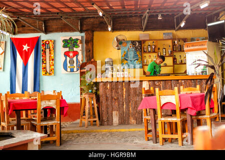 Trinidad, Cuba - Dicembre 18, 2016: barman in un bar/ristorante in Trinidad, Cuba Foto Stock