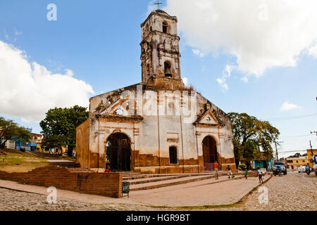 Trinidad, Cuba - Dicembre 18, 2016: alcuni locali di bambini che giocano davanti alle rovine del coloniale chiesa cattolica di Santa Ana in Trinidad, Cuba Foto Stock