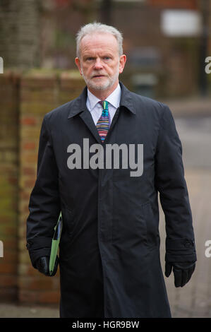 Stuart Trimmer QC, agendo per la prosecuzione del processo di Ian Stewart, arriva a St Albans Crown Court, a St Albans, Hertfordshire. Foto Stock