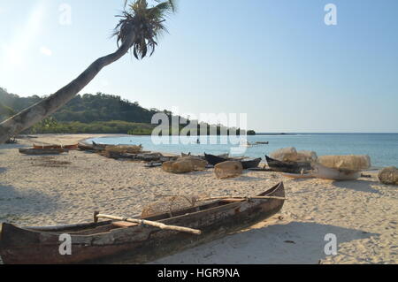 Pirogue poste in posizione di riposo sulle rive di Canna Andilana beach a Nosy Be, Madagascar Foto Stock