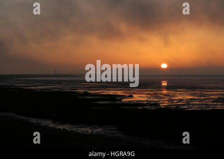 Il sole tramonta su una sera d'inverno a disprezzare il punto vicino a Hull in east yorkshire. Foto Stock