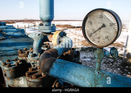 Bucarest, Romania, Dicembre 30, 2012: ardesia gas o petrolio di attrezzature con numerose tubazioni, valvole, connettori del pannello e i motori sono visti su un campo outski Foto Stock