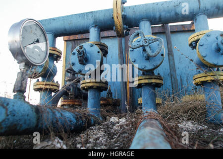 Bucarest, Romania, Dicembre 30, 2012: ardesia gas o petrolio di attrezzature con numerose tubazioni, valvole, connettori del pannello e i motori sono visti su un campo outski Foto Stock