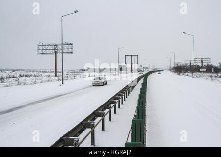 Autostrada 2, Romania, Dicembre 29, 2014: automobili sono passando sulla autostrada A2, la principale via commerciale che collega Bucarest per il Mar Nero porta, Foto Stock
