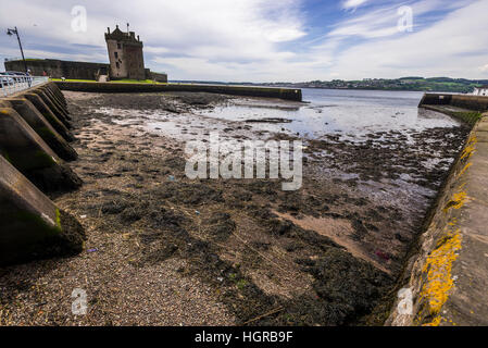 Broughty Castle è un castello storico sulle rive del fiume Tay in Broughty Ferry, Scozia. Essa è stata completata intorno al 1495. Il porto Foto Stock