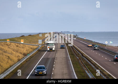 La finale, diga Afsluitdijk, un 32-chilometro dyke che separa il lago IJsselmeer dal Zuidersee, Wattenmeer, Autobahn 7, Foto Stock