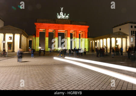 Impressionen: das Brandenburger Tor wird dieses mal in den deutschen Nationalfarben beleuchtet: Illuminierung des Berliner Wahrzeichens nach dem islam Foto Stock