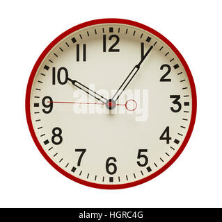 Rosso quadrante rotondo Orologio da parete isolata su sfondo bianco. Foto Stock