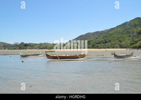 Pirogue poste in posizione di riposo sulle rive del Ambatozavavay in Nosy Be, Madagascar Foto Stock