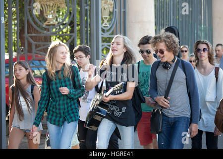 Mosca, Russia - 23 Giugno 2016: merry gli studenti con la chitarra a camminare sulla strada Foto Stock