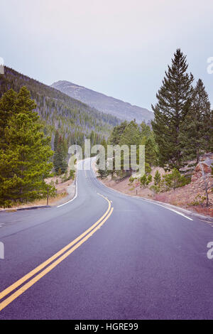 Colore dai toni strada vuota di Rocky Mountains National Park, COLORADO, Stati Uniti d'America. Foto Stock