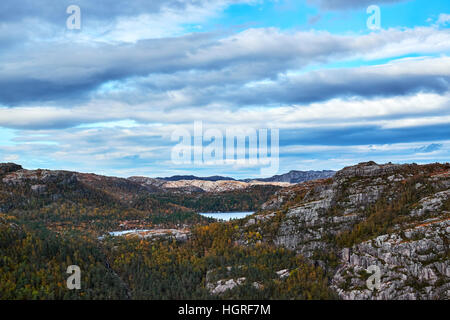 Tarns nella struttura coperta cime intorno al celebre pulpito norvegese Rock Foto Stock