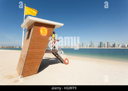 Stazione bagnino presso il Parco Al Mamzar beach a Dubai Foto Stock