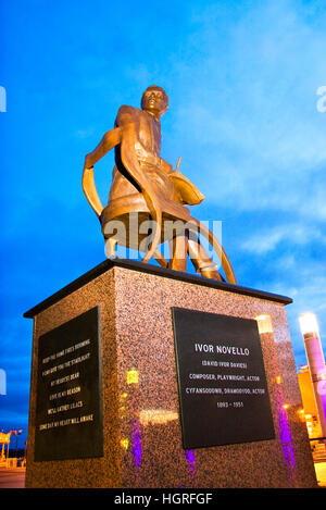 Statua di Ivor Novello che si affaccia sul bacino ovale, Cardiff Bay, Wales, Regno Unito Foto Stock