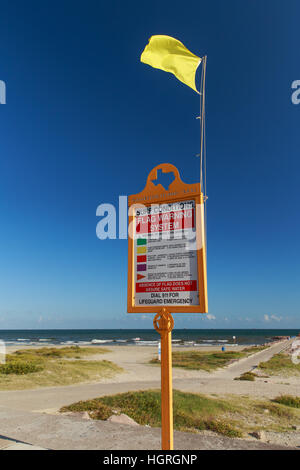 La bandiera gialla vola indicando l'acqua è ok per nuotare in Galveston Island, Texas, Stati Uniti d'America. Foto Stock