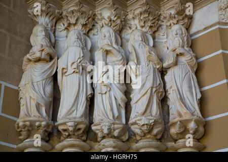 Apostoli gotico nel portale principale della Cattedrale di Evora, Evora, Sito Patrimonio Mondiale dell'UNESCO, Portogallo Foto Stock