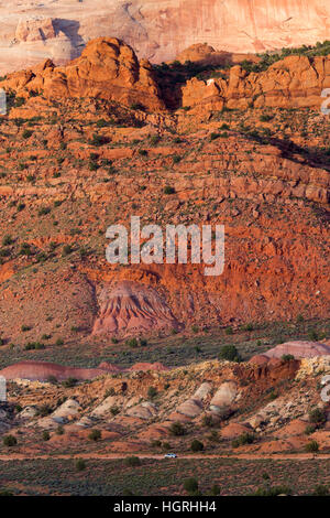 Una guida auto casa sulla roccia Valley Road sotto il Coyote Buttes in Northern Arizona. Foto Stock