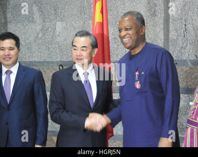 Abuja, Nigeria. Xi gen, 2017. Il ministro degli Affari Esteri cinese Wang Yi (C) stringe la mano con il suo omologo nigeriano Geoffrey Onyeama (R) nel corso di una riunione bilaterale tenutasi ad Abuja, Nigeria. Il governo nigeriano ha ribadito il suo impegno a favore della politica One-China, dicendo che la Nigeria resteranno impegnati per la lunga amicizia e la cooperazione con la Cina. Credito: Zhang Baoping/Xinhua/Alamy Live News Foto Stock