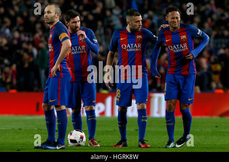 Barcellona, Spagna. Xi gen, 2017. Barcellona è Neymar (R) reagisce dopo essere stato colpito durante il re spagnolo's Cup Soccer Match FC Barcelona contro Athletic de Bilbao allo stadio Camp Nou a Barcellona, Spagna, 11 gennaio 2017. Barcellona ha vinto 3-1. © Pau Barrena/Xinhua/Alamy Live News Foto Stock