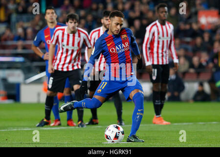 Barcellona, Spagna. Xi gen, 2017. Barcellona è Neymar calci una penalità al cliente durante il re spagnolo's Cup Soccer Match FC Barcelona contro Athletic de Bilbao allo stadio Camp Nou a Barcellona, Spagna, 11 genn. 2017. Barcellona ha vinto 3-1. © Pau Barrena/Xinhua/Alamy Live News Foto Stock