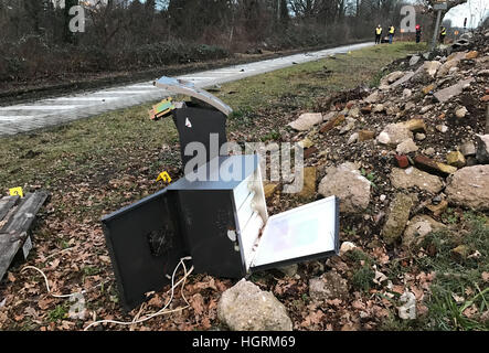 Dinslaken, Germania. Xii gen, 2017. Un bancomat si trova accanto a un binario ferroviario di Dinslaken, Germania, 12 gennaio 2017. Un treno merci è deragliato in Dinslaken il 12 gennaio 2017 dopo autori sconosciuti a sinistra un bancomat in pista. Foto: Arnulf Stoffel/dpa/Alamy Live News Foto Stock