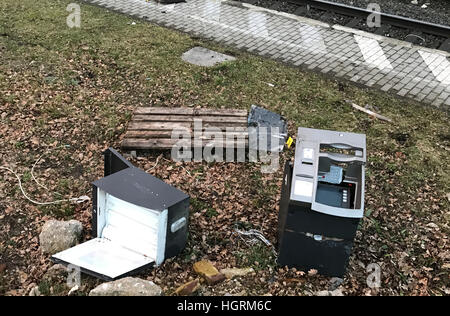 Dinslaken, Germania. Xii gen, 2017. Un bancomat si trova accanto a un binario ferroviario di Dinslaken, Germania, 12 gennaio 2017. Un treno merci è deragliato in Dinslaken il 12 gennaio 2017 dopo autori sconosciuti a sinistra un bancomat in pista. Foto: Arnulf Stoffel/dpa/Alamy Live News Foto Stock