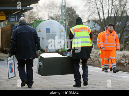 Dinslaken, Germania. Xii gen, 2017. Gli ufficiali di polizia di raccogliere i resti di un Bancomat presso la stazione ferroviaria di Dinslaken, Germania, 12 gennaio 2017. Un treno merci è deragliato in Dinslaken il 12 gennaio 2017 dopo autori sconosciuti a sinistra un bancomat in pista. Foto: Roland Weihrauch/dpa/Alamy Live News Foto Stock