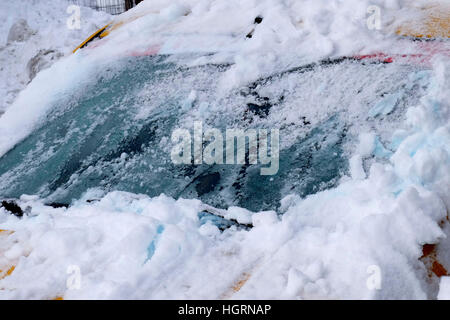 Bucarest, Romania. Xii gen, 2017. Frosty tergicristallo anteriore con la neve di una vettura dopo la tempesta di neve. © Gabriel Petrescu/Alamy Live News Foto Stock