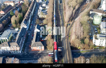 Dinslaken, Germania. Xii gen, 2017. La locomotiva di un treno merci dopo essere deragliato di Dinslaken, Germania, 12 gennaio 2017. Il treno deragliato dopo persone sconosciute collocato un ATM sulle vie secondo un portavoce della polizia. Foto: Arnulf Stoffel/dpa/Alamy Live News Foto Stock