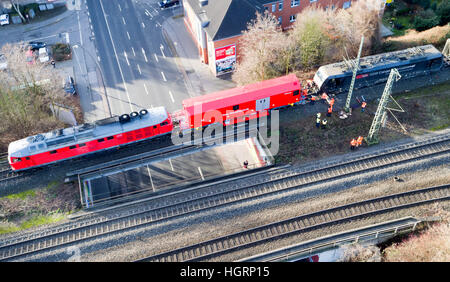 Dinslaken, Germania. Xii gen, 2017. La locomotiva di un treno merci dopo essere deragliato di Dinslaken, Germania, 12 gennaio 2017. Il treno deragliato dopo persone sconosciute collocato un ATM sulle vie secondo un portavoce della polizia. Foto: Arnulf Stoffel/dpa/Alamy Live News Foto Stock