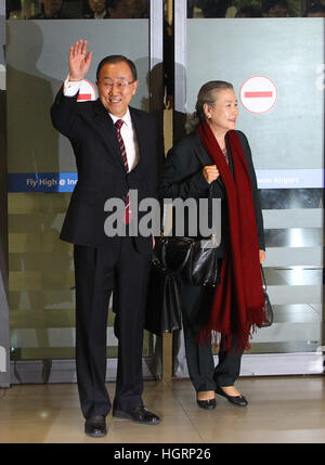 Incheon, Corea del Sud. Xii gen, 2017. Ban Ki-moon (L), ex Segretario generale delle Nazioni Unite, arriva all'Aeroporto Internazionale di Incheon Incheon, Corea del Sud, Gennaio 12, 2017. Ex Segretario Generale delle Nazioni Unite Ban Ki-moon di giovedì ha cercato di mostrare il suo popolo-friendly identità come egli tornò al suo paese, Corea del Sud, dopo la fine dei suoi dieci anni di permanenza in cima ONU post. © Yao Qilin/Xinhua/Alamy Live News Foto Stock