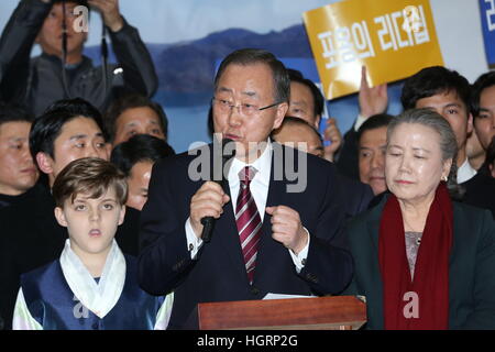 Incheon, Corea del Sud. Xii gen, 2017. Ban Ki-moon (C), ex Segretario generale delle Nazioni Unite, dà un discorso dopo l'arrivo all'Aeroporto Internazionale di Incheon Incheon, Corea del Sud, Gennaio 12, 2017. Ex Segretario Generale delle Nazioni Unite Ban Ki-moon di giovedì ha cercato di mostrare il suo popolo-friendly identità come egli tornò al suo paese, Corea del Sud, dopo la fine dei suoi dieci anni di permanenza in cima ONU post. © Lee Sang-ho/Xinhua/Alamy Live News Foto Stock