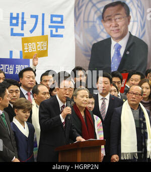 Incheon, Corea del Sud. Xii gen, 2017. Ban Ki-moon (3a L, anteriore), ex Segretario generale delle Nazioni Unite, dà un discorso dopo l'arrivo all'Aeroporto Internazionale di Incheon Incheon, Corea del Sud, Gennaio 12, 2017. Ex Segretario Generale delle Nazioni Unite Ban Ki-moon di giovedì ha cercato di mostrare il suo popolo-friendly identità come egli tornò al suo paese, Corea del Sud, dopo la fine dei suoi dieci anni di permanenza in cima ONU post. © Yao Qilin/Xinhua/Alamy Live News Foto Stock