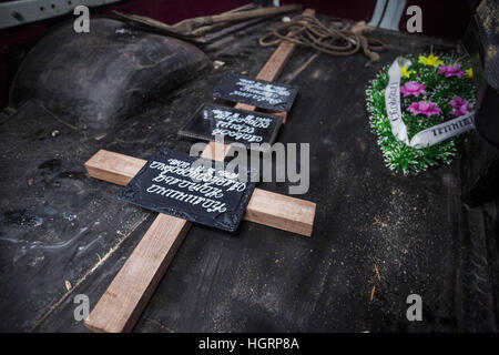 Makiivka, Donetsk Oblast, Ucraina. 27 Dic, 2016. Croce funebre durante una sepoltura di DNR soldati nel cimitero Makiivka, Ucraina. © Celestino Arce/ZUMA filo/Alamy Live News Foto Stock