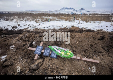 Makiivka, Donetsk Oblast, Ucraina. 27 Dic, 2016. Funerale di croce sulla terra di nuove tombe in un DNR soldati nel cimitero Makiivka, Ucraina. © Celestino Arce/ZUMA filo/Alamy Live News Foto Stock