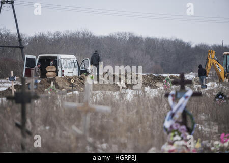 Makiivka, Donetsk Oblast, Ucraina. 27 Dic, 2016. Lavoratori preparare alcune bare con Donetsk People Repubblica soldati uccisi negli ultimi combattimenti in Debaltseve, prima della loro sepoltura in un cimitero Makiivka, Ucraina. © Celestino Arce/ZUMA filo/Alamy Live News Foto Stock