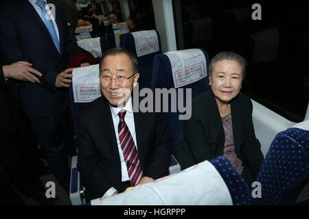 Incheon, Corea del Sud. Xii gen, 2017. Ban Ki-moon (L), ex Segretario generale delle Nazioni Unite, sorrisi sul treno di Airport Express da Incheon per la stazione ferroviaria di Seoul, Corea del Sud, Gennaio 12, 2017. Ex Segretario Generale delle Nazioni Unite Ban Ki-moon di giovedì ha cercato di mostrare il suo popolo-friendly identità come egli tornò al suo paese, Corea del Sud, dopo la fine dei suoi dieci anni di permanenza in cima ONU post. © Lee Sang-ho/Xinhua/Alamy Live News Foto Stock