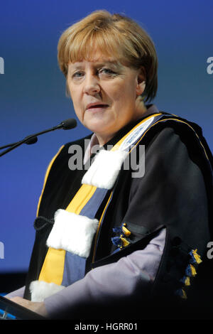 Bruxelles, Belgio. Xii gen, 2017. Il cancelliere tedesco Angela Merkel dà un parlare dopo aver ricevuto la laurea honoris causa dall'Università Cattolica di Lovanio e l'Università di Gand a Bruxelles, Belgio, 12 gennaio 2017. Foto: Thierry Monasse/dpa/Alamy Live News Foto Stock