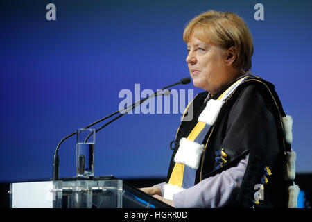 Bruxelles, Belgio. Xii gen, 2017. Il cancelliere tedesco Angela Merkel dà un parlare dopo aver ricevuto la laurea honoris causa dall'Università Cattolica di Lovanio e l'Università di Gand a Bruxelles, Belgio, 12 gennaio 2017. Foto: Thierry Monasse/dpa/Alamy Live News Foto Stock