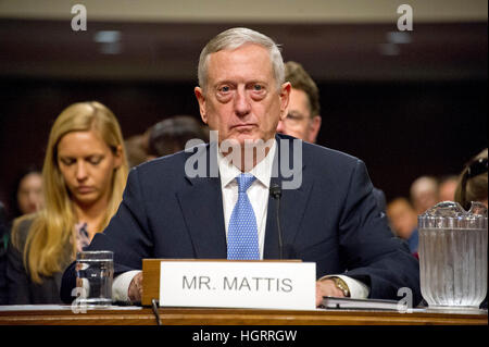 Washington DC, Stati Uniti d'America. Il 12 gennaio 2017. Corpo della Marina degli Stati Uniti, generale James N. Mattis (pensionati) testimonia dinanzi alla commissione del Senato sulle forze armate durante la sua audizione di conferma per essere il Segretario della Difesa a Capitol Hill in Washington, DC il giovedì, 12 gennaio 2017. Credito: MediaPunch Inc/Alamy Live News Foto Stock