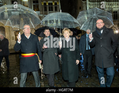 Bruxelles, Belgio. Xii gen, 2017. Il cancelliere tedesco Angela Merkel (CDU) con il Primo ministro belga Charles Michel (R) e il Sindaco di Bruxelles Yvan Mayeur (L) di fronte al Grand Palace di Bruxelles, Belgio, 12 gennaio 2017. Foto: Thierry Monasse/dpa/Alamy Live News Foto Stock